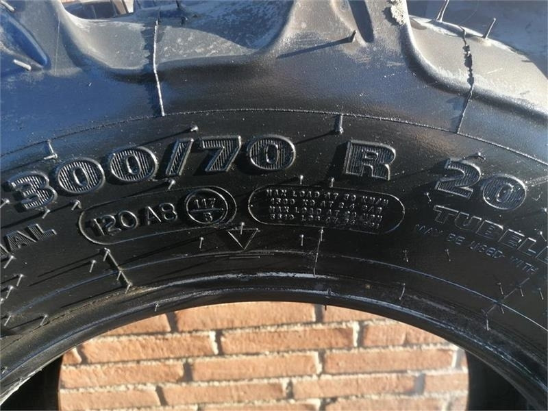 Kleber 300/70R20 - الإطارات - سيارة بلدية: صور 4 Kleber 300/70R20 - الإطارات - سيارة بلدية: صور 4