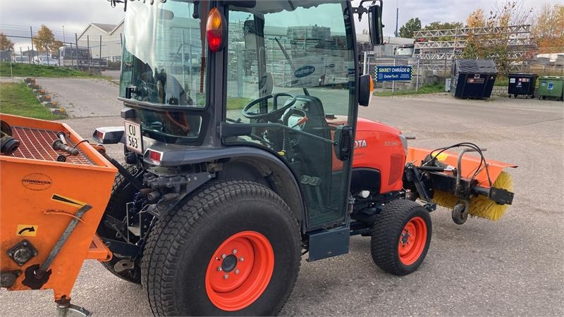 Kubota ST341 inkl. 150 cm kost og udlægger - جرارات البلدية: صور 5 Kubota ST341 inkl. 150 cm kost og udlægger - جرارات البلدية: صور 5