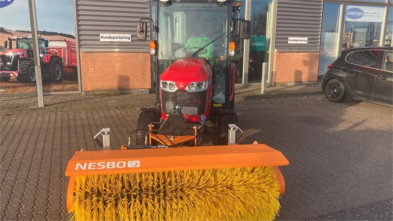 Massey Ferguson 1740 HC Frontlift/pto og 150 cm fejemaskine - جرارات البلدية: صور 2 Massey Ferguson 1740 HC Frontlift/pto og 150 cm fejemaskine - جرارات البلدية: صور 2