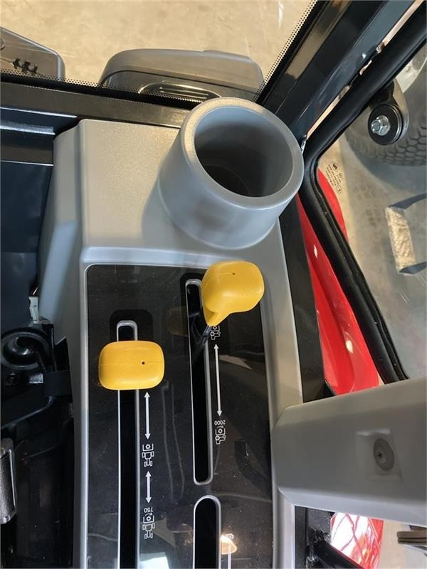 جرارات البلدية Massey Ferguson 1740 HC: صور 17 جرارات البلدية Massey Ferguson 1740 HC: صور 17