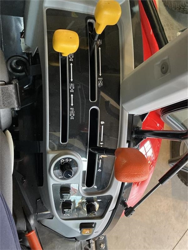 جرارات البلدية Massey Ferguson 1740 HC: صور 14 جرارات البلدية Massey Ferguson 1740 HC: صور 14