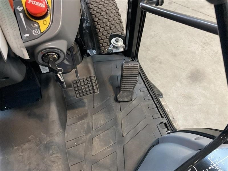 جرارات البلدية Massey Ferguson 1740 HC: صور 10 جرارات البلدية Massey Ferguson 1740 HC: صور 10