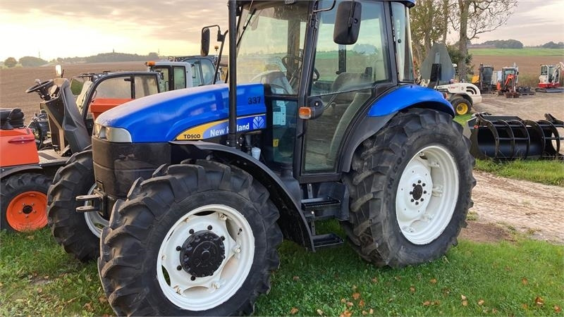 New Holland TD90D - جرار: صور 1 New Holland TD90D - جرار: صور 1
