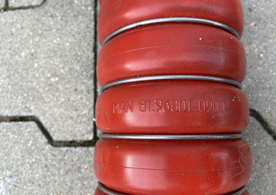 Guma chłodnicy MAN TGX TGS TG3 NOWA łącznik - المشعاع - شاحنة: صور 3 Guma chłodnicy MAN TGX TGS TG3 NOWA łącznik - المشعاع - شاحنة: صور 3