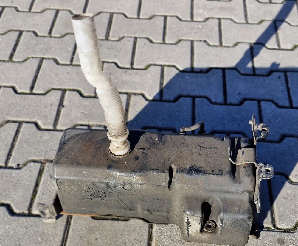 MAN TG3 TGX TGS ZBIORNICZEK PŁYNU DO SPRYSKIWACZY 81.26481.0112 - مساحة الزجاج الأمامي - شاحنة: صور 1 MAN TG3 TGX TGS ZBIORNICZEK PŁYNU DO SPRYSKIWACZY 81.26481.0112 - مساحة الزجاج الأمامي - شاحنة: صور 1