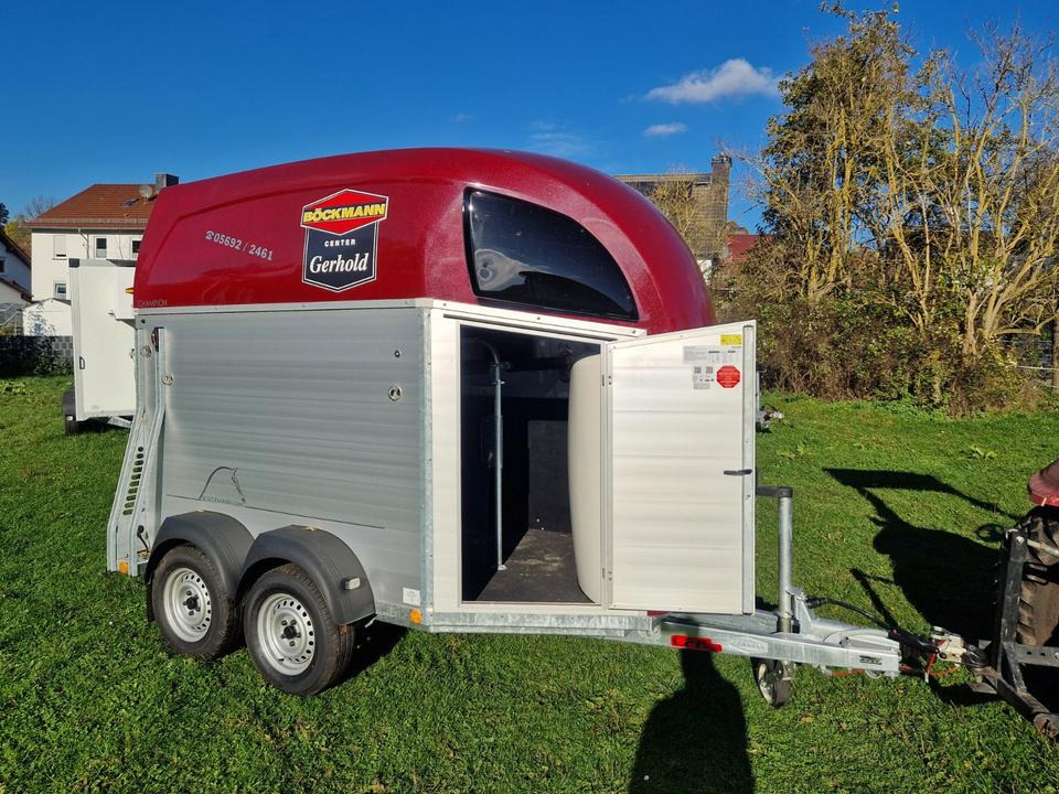 Böckmann Pferdeanhänger Champion R, SaKa., 100 km/h - عربة نقل خيل: صور 2 Böckmann Pferdeanhänger Champion R, SaKa., 100 km/h - عربة نقل خيل: صور 2