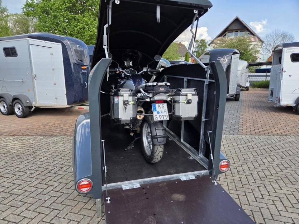 PKW Anhänger geschlossen Motorrad Mieten Leihen 1000kg 100km/h - مقطورة دراجة نارية: صور 1 PKW Anhänger geschlossen Motorrad Mieten Leihen 1000kg 100km/h - مقطورة دراجة نارية: صور 1