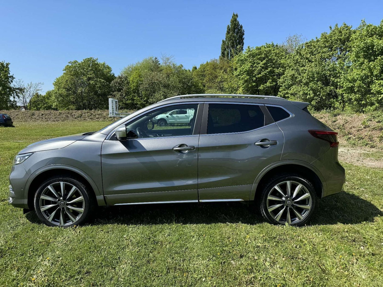 Nissan Qashqai 1.7 dCi N-Connecta 4x4 ALLRAD AUTOMATIK - سيارة دفع رباعي: صور 2 Nissan Qashqai 1.7 dCi N-Connecta 4x4 ALLRAD AUTOMATIK - سيارة دفع رباعي: صور 2