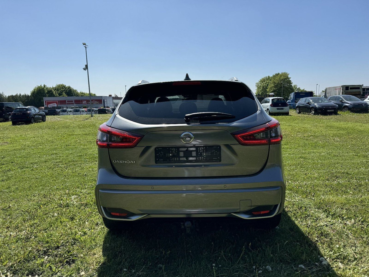 Nissan Qashqai 1.7 dCi N-Connecta 4x4 ALLRAD AUTOMATIK - سيارة دفع رباعي: صور 4 Nissan Qashqai 1.7 dCi N-Connecta 4x4 ALLRAD AUTOMATIK - سيارة دفع رباعي: صور 4