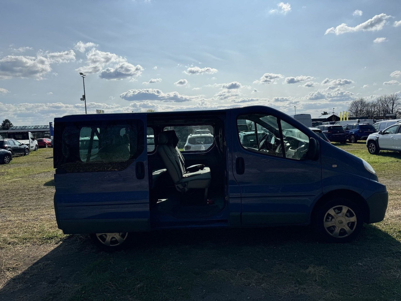 Renault Trafic Combi dCi90 L1H1 9-Sitzer - ميكروباص: صور 5 Renault Trafic Combi dCi90 L1H1 9-Sitzer - ميكروباص: صور 5