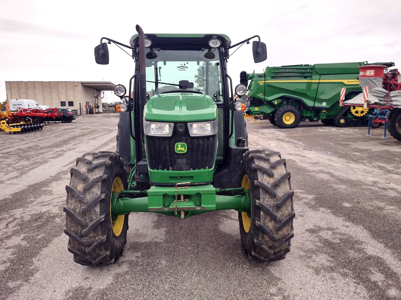 JOHN DEERE 5090 G - جرار: صور 4 JOHN DEERE 5090 G - جرار: صور 4