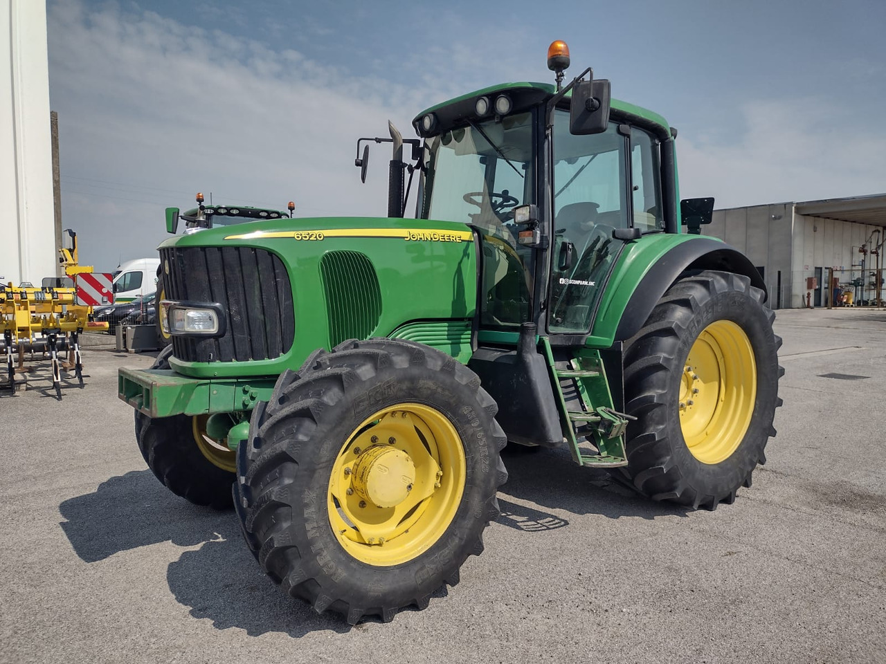JOHN DEERE 6520 PREMIUM - جرار: صور 1 JOHN DEERE 6520 PREMIUM - جرار: صور 1