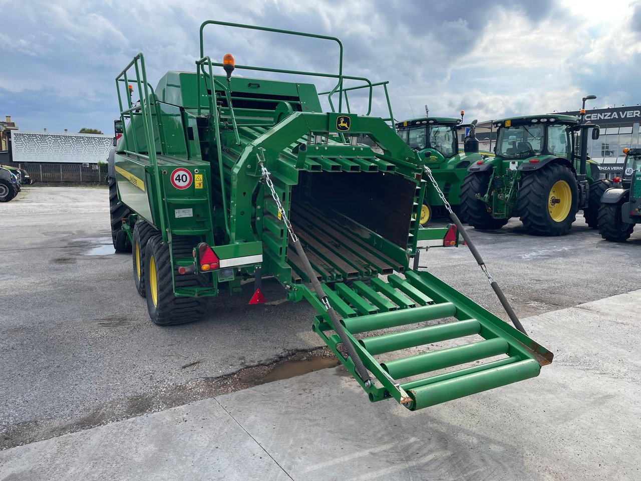 JOHN DEERE PRESSA L1534 - مكبس البالات المستطيله: صور 3 JOHN DEERE PRESSA L1534 - مكبس البالات المستطيله: صور 3