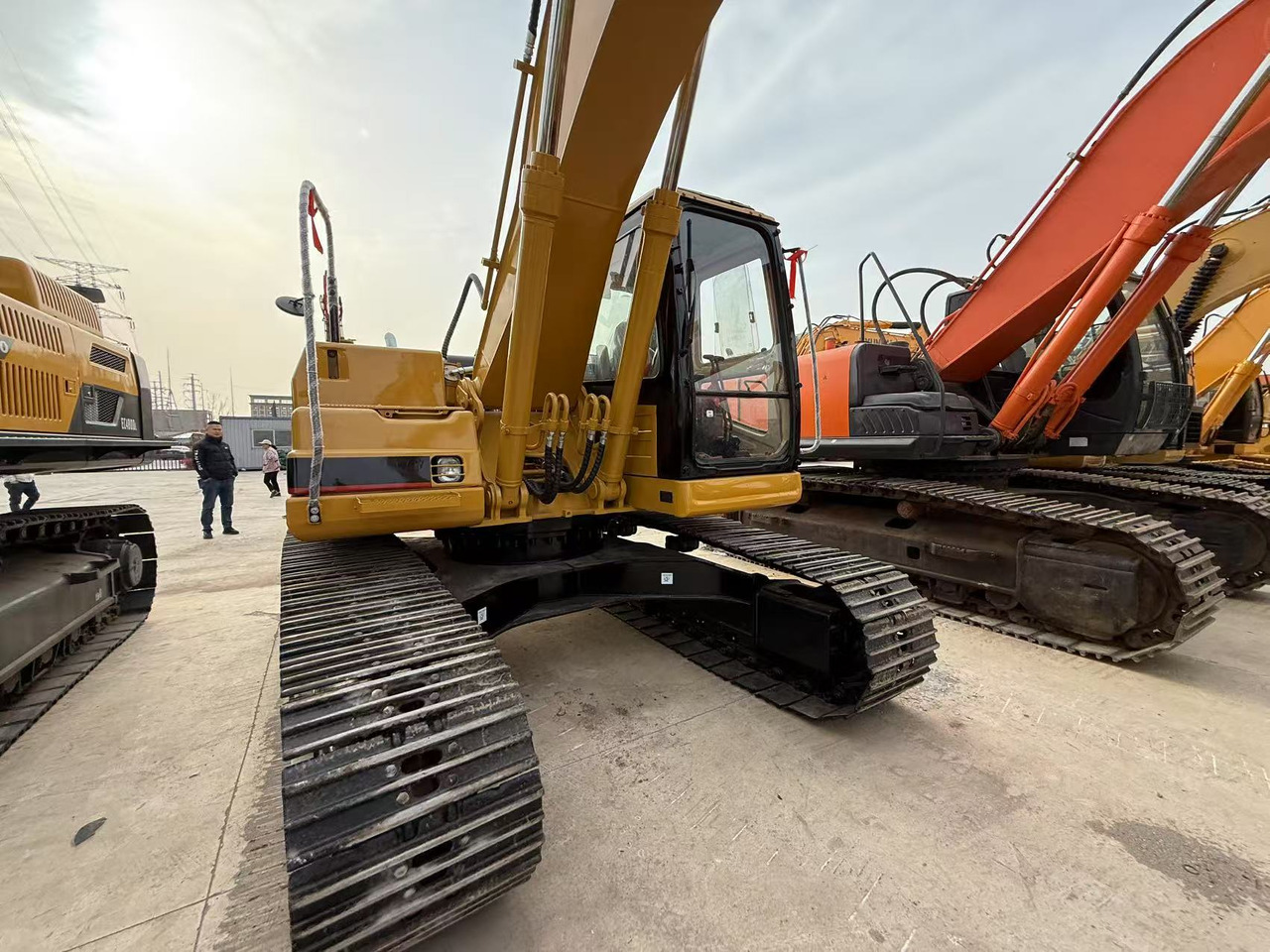 CATERPILLAR used 320b Excavator - حفارات زحافة: صور 1 CATERPILLAR used 320b Excavator - حفارات زحافة: صور 1
