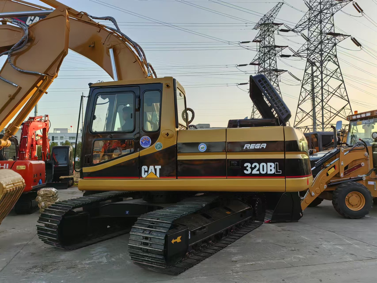 CATERPILLAR used 320b excavator - حفارات زحافة: صور 5 CATERPILLAR used 320b excavator - حفارات زحافة: صور 5