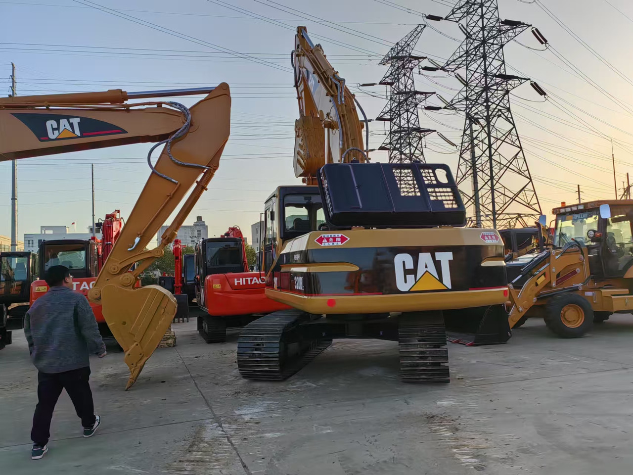 CATERPILLAR used 320b excavator - حفارات زحافة: صور 4 CATERPILLAR used 320b excavator - حفارات زحافة: صور 4