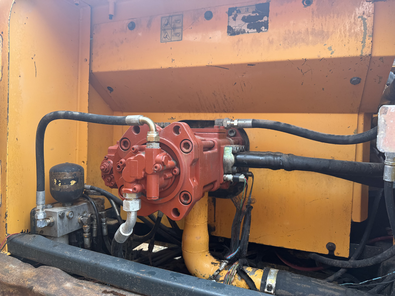حفارات زحافة Hyundai 305-9t: صور 14