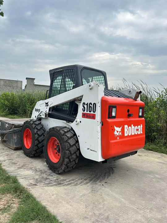 شيول صغير USED BOBCAT S160 Skid-steer Loader Bobcat S160 Carry Sweeper with Very Good Performance Is for Sale at a Low Price.: صور 6