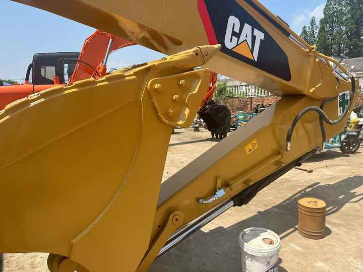 Used CAT 320D2 Excavator | Well-Maintained, Low Hours | Affordable Heavy Machinery for Construction & Mining! - حفارات زحافة: صور 4 Used CAT 320D2 Excavator | Well-Maintained, Low Hours | Affordable Heavy Machinery for Construction & Mining! - حفارات زحافة: صور 4