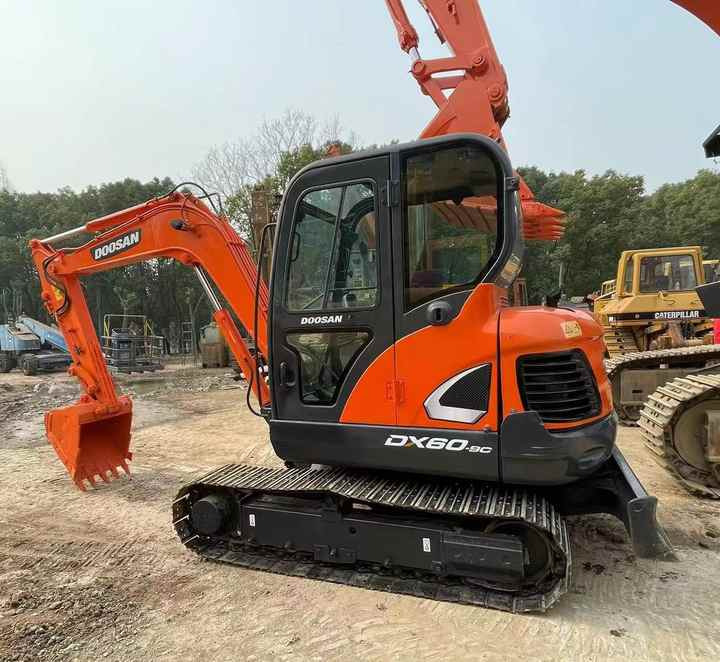 Used Digger DOOSAN DX60 Construction Machinery Construction Digger Used DOOSAN DX60 Cheap Excavator - حفارات زحافة: صور 3 Used Digger DOOSAN DX60 Construction Machinery Construction Digger Used DOOSAN DX60 Cheap Excavator - حفارات زحافة: صور 3