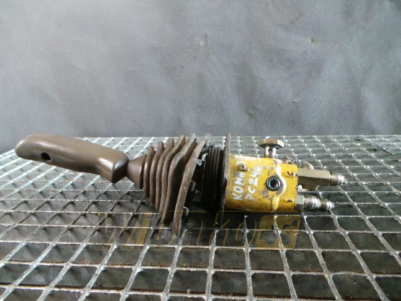 Komatsu PC240-5 - صمام هيدروليكي - آلات البناء: صور 1 Komatsu PC240-5 - صمام هيدروليكي - آلات البناء: صور 1