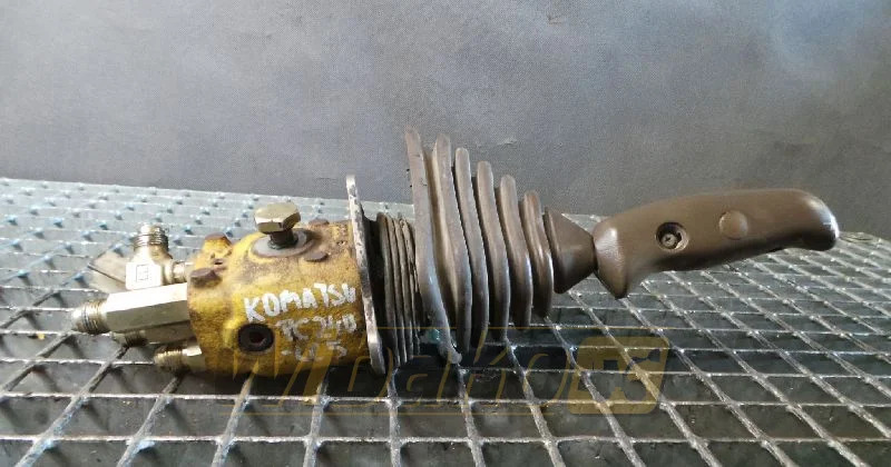 Komatsu PC240-5 - صمام هيدروليكي - آلات البناء: صور 1 Komatsu PC240-5 - صمام هيدروليكي - آلات البناء: صور 1