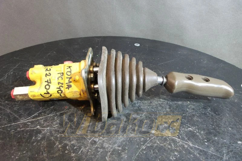 Komatsu PC240-5 - صمام هيدروليكي - آلات البناء: صور 2 Komatsu PC240-5 - صمام هيدروليكي - آلات البناء: صور 2