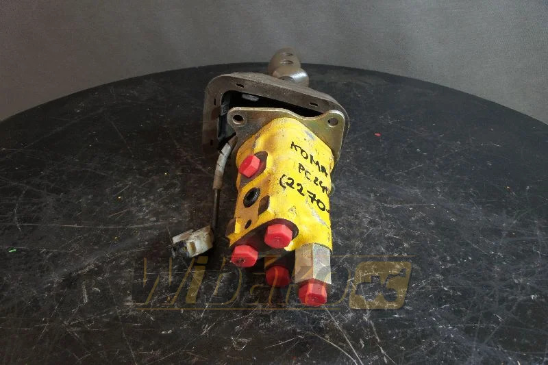 Komatsu PC240-5 - صمام هيدروليكي - آلات البناء: صور 1 Komatsu PC240-5 - صمام هيدروليكي - آلات البناء: صور 1