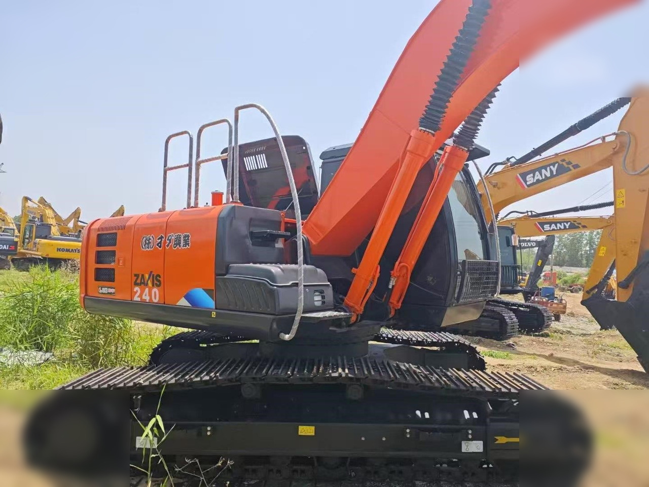 HITACHI ZX240 - حفارات زحافة: صور 1 HITACHI ZX240 - حفارات زحافة: صور 1
