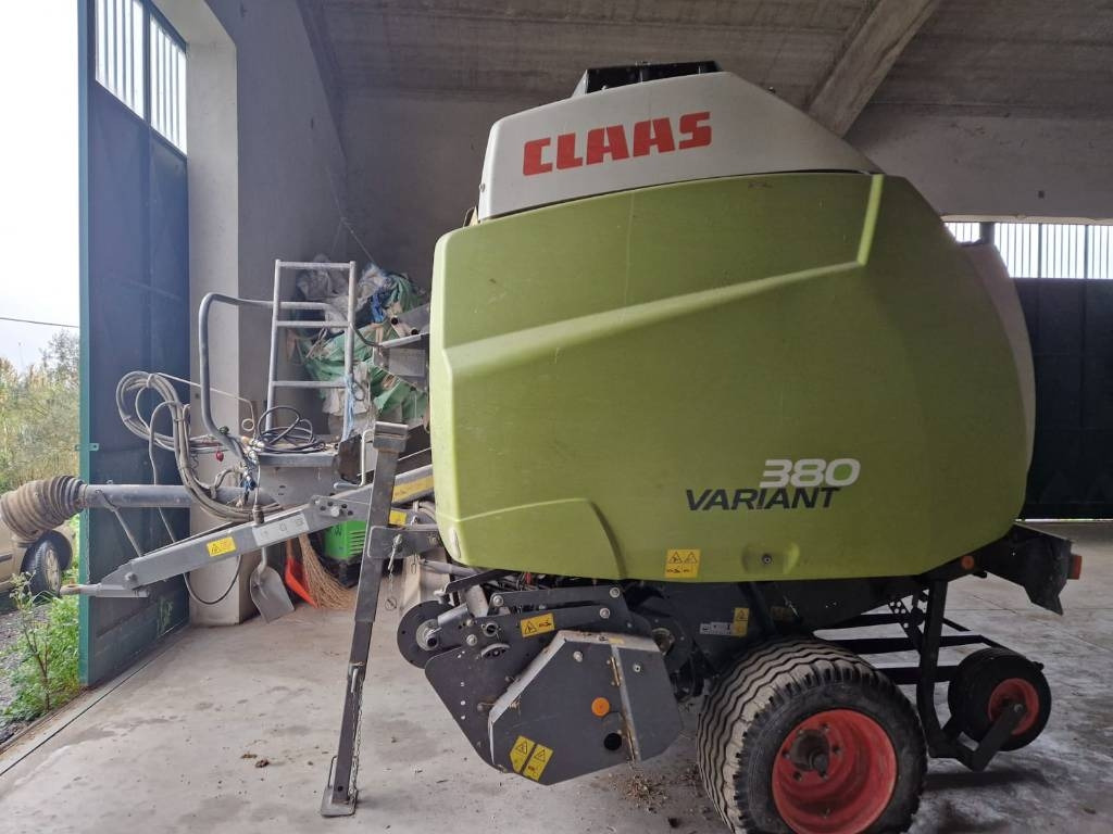 Claas VARIANT 380 PRO RF  - مكبس القش الدائري: صور 1 Claas VARIANT 380 PRO RF  - مكبس القش الدائري: صور 1
