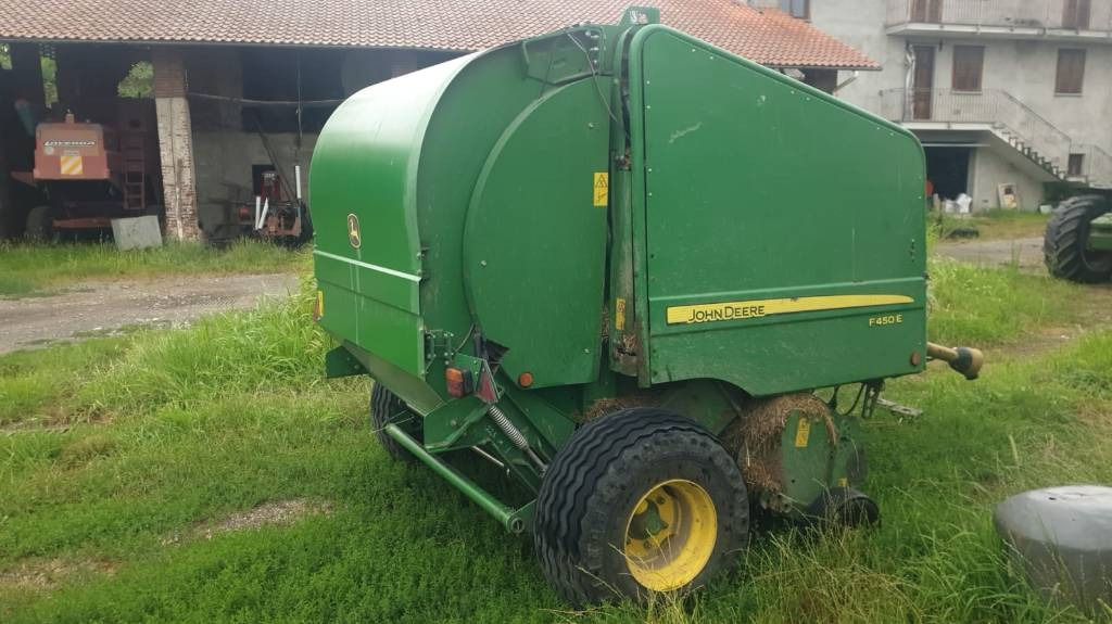 John Deere F 450 - مكبس القش الدائري: صور 1 John Deere F 450 - مكبس القش الدائري: صور 1