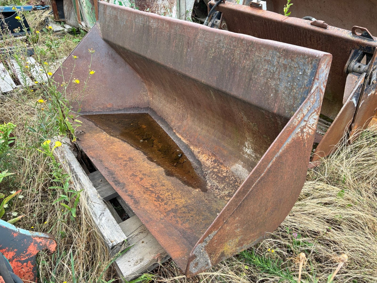 Schaeff Seitenkippschaufel - اللودر بعجل: صور 1 Schaeff Seitenkippschaufel - اللودر بعجل: صور 1