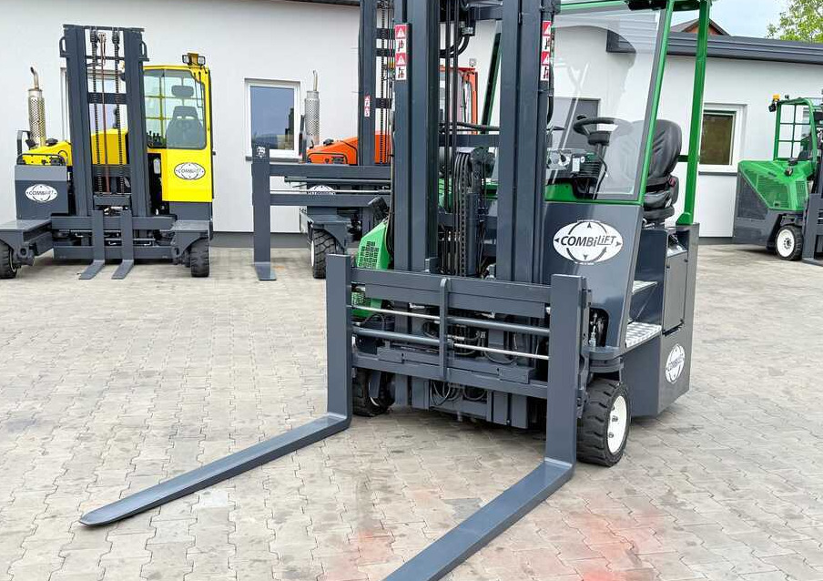 Combilift CB3000 / DIESEL / TRIPLEX 4900MM / FREE LIFT / SIDESHIFT / FORK POSITIONER / 1500MM FORKS / LIKE NEW - شاحنة المناولة رباعية الاتجاهات: صور 3 Combilift CB3000 / DIESEL / TRIPLEX 4900MM / FREE LIFT / SIDESHIFT / FORK POSITIONER / 1500MM FORKS / LIKE NEW - شاحنة المناولة رباعية الاتجاهات: صور 3