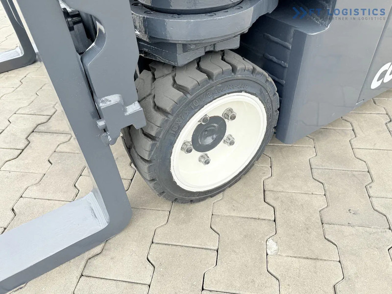 Combilift Combilift CBE2500 / TRIPLEX / 5500MM / FREE LIFT / ELECTRIC DRIVE / ONLY 2300 MTH / FORK POSITIONER / SIDE SHIFT / NEW TYRES / L - شاحنة المناولة رباعية الاتجاهات: صور 4 Combilift Combilift CBE2500 / TRIPLEX / 5500MM / FREE LIFT / ELECTRIC DRIVE / ONLY 2300 MTH / FORK POSITIONER / SIDE SHIFT / NEW TYRES / L - شاحنة المناولة رباعية الاتجاهات: صور 4