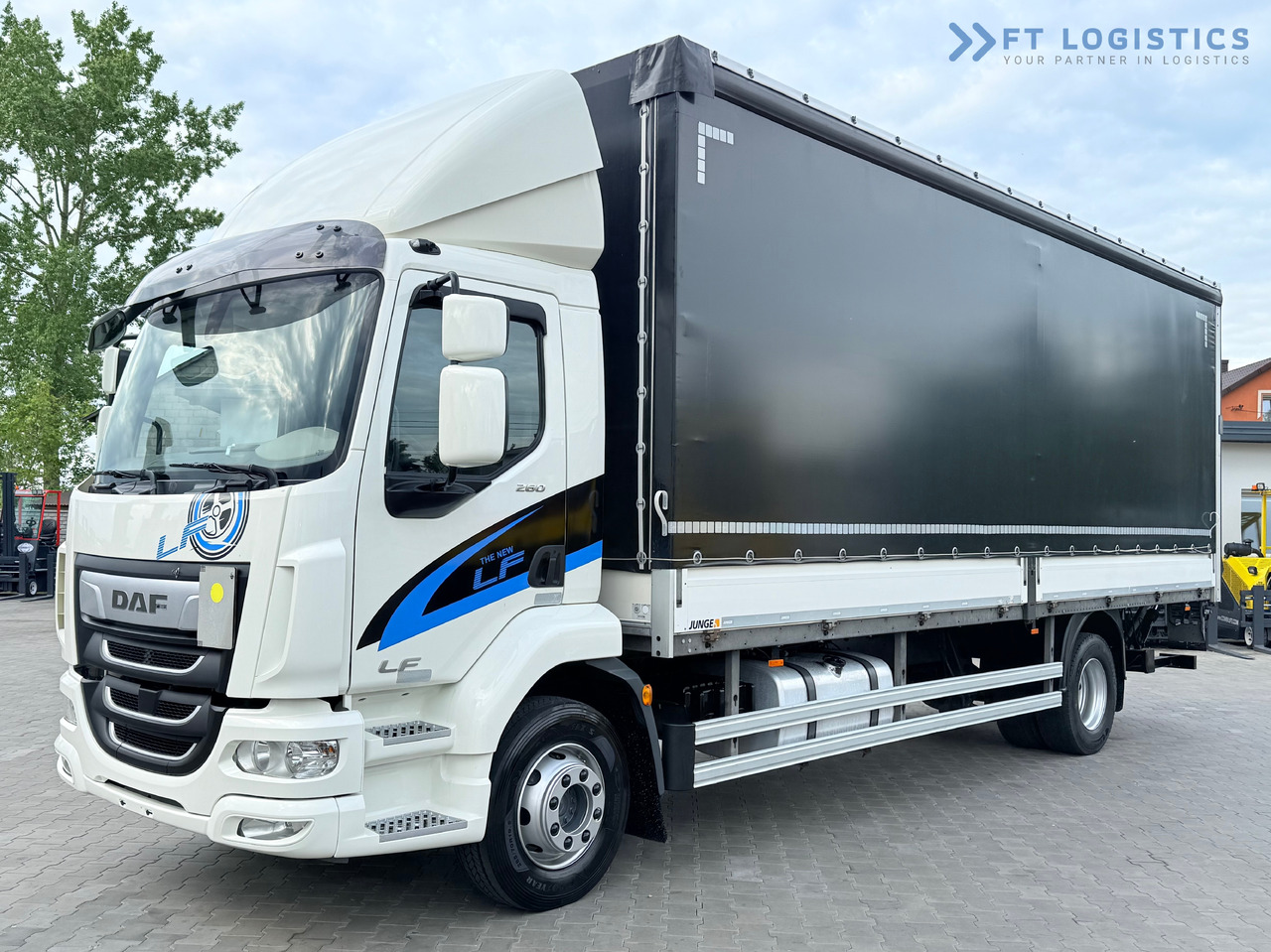 DAF LF 260 FA / AUTOMATIC / 9,255 kg PAYLOAD / 4x2 / 18 PALLETS / TAIL LIFT / SIDE BOARDS / EXCELLENT CONDITION! - شاحنة ستارة: صور 1 DAF LF 260 FA / AUTOMATIC / 9,255 kg PAYLOAD / 4x2 / 18 PALLETS / TAIL LIFT / SIDE BOARDS / EXCELLENT CONDITION! - شاحنة ستارة: صور 1