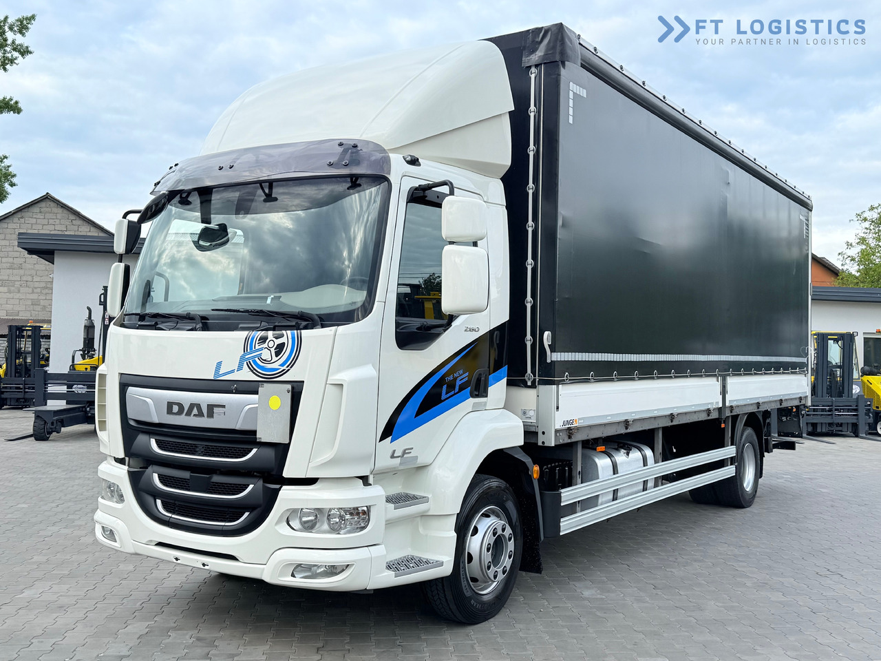 DAF LF 260 FA / AUTOMATIC / 9,255 kg PAYLOAD / 4x2 / 18 PALLETS / TAIL LIFT / SIDE BOARDS / EXCELLENT CONDITION! - شاحنة ستارة: صور 2 DAF LF 260 FA / AUTOMATIC / 9,255 kg PAYLOAD / 4x2 / 18 PALLETS / TAIL LIFT / SIDE BOARDS / EXCELLENT CONDITION! - شاحنة ستارة: صور 2