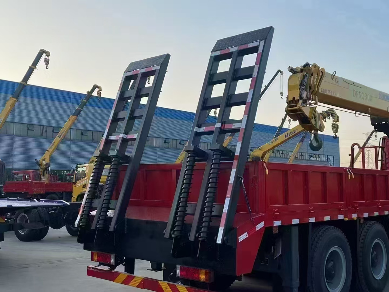 Delong Delong  M3000,XCMG  DFSQ 300 - شاحنة كرين: صور 1 Delong Delong  M3000,XCMG  DFSQ 300 - شاحنة كرين: صور 1