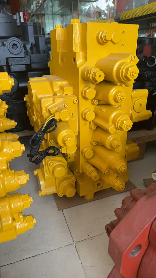 KOMATSU PC200-8 - صمام هيدروليكي - حفارة: صور 1 KOMATSU PC200-8 - صمام هيدروليكي - حفارة: صور 1