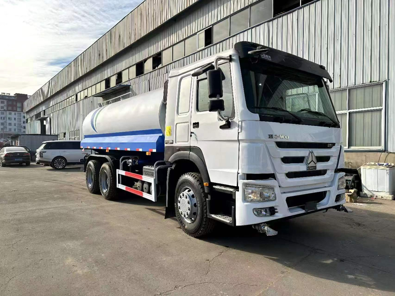 SINOTRUK 20  cubic  meters  tanker - شاحنة صهريج: صور 1 SINOTRUK 20  cubic  meters  tanker - شاحنة صهريج: صور 1