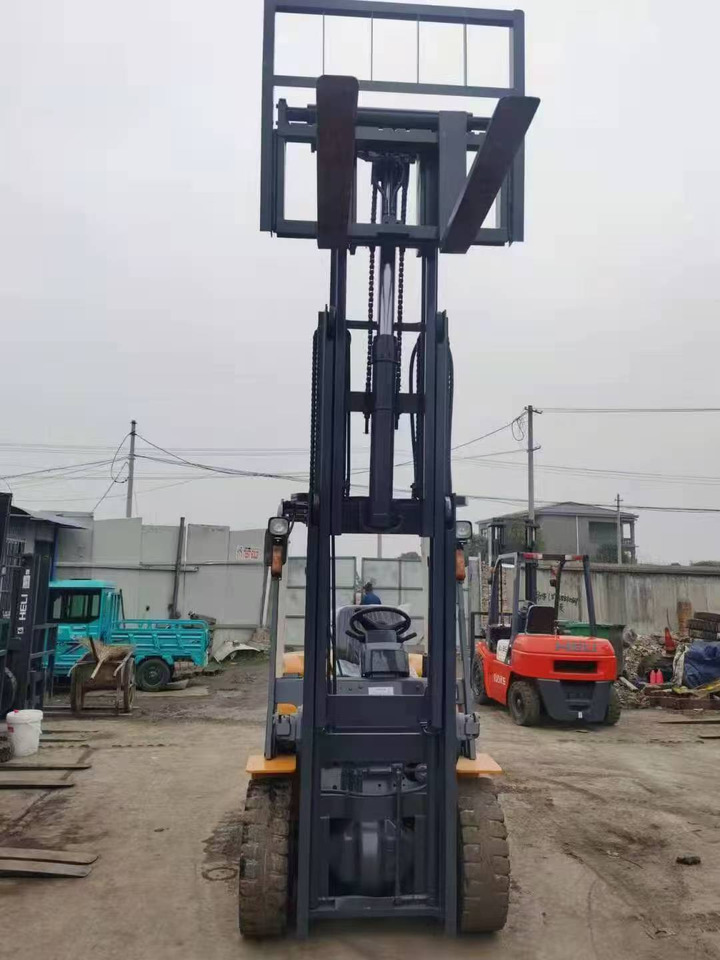 TCM 5 TONS 2 stages - رافعة شوكية ديزل: صور 4 TCM 5 TONS 2 stages - رافعة شوكية ديزل: صور 4