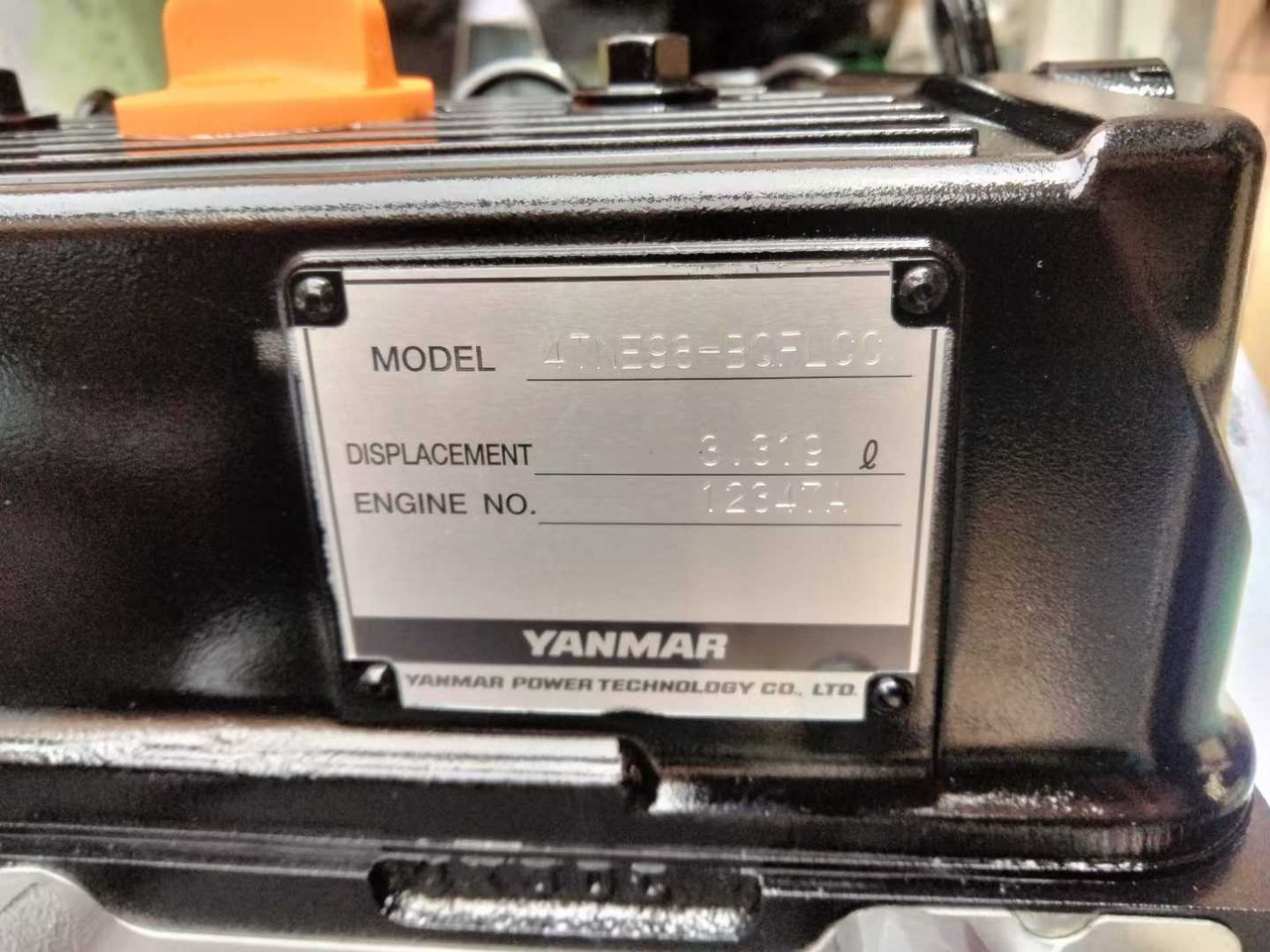 YANMAR 4TNE98 - المحرك - حفارة: صور 2 YANMAR 4TNE98 - المحرك - حفارة: صور 2