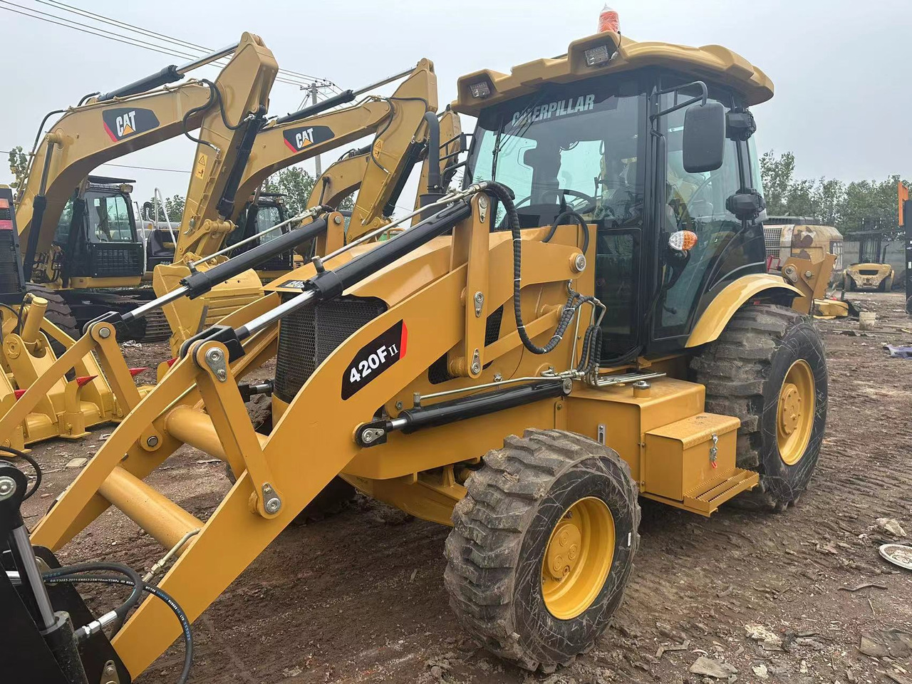 CATERPILLAR Used Good Condition Backhoe Loader CAT420F - حفار متعدد الاستخدام: صور 2 CATERPILLAR Used Good Condition Backhoe Loader CAT420F - حفار متعدد الاستخدام: صور 2