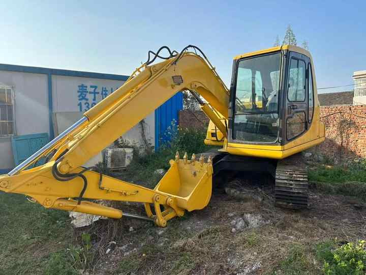 Cheap Used Komatsu PC60-7 Crawler Excavator with High Efficiency Used Heavy Machinery Komatsu P60-7 Digger Cheap for Sale - حفارات زحافة: صور 4 Cheap Used Komatsu PC60-7 Crawler Excavator with High Efficiency Used Heavy Machinery Komatsu P60-7 Digger Cheap for Sale - حفارات زحافة: صور 4
