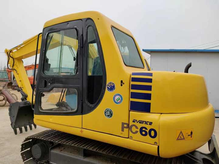 Cheap Used Komatsu PC60-7 Crawler Excavator with High Efficiency Used Heavy Machinery Komatsu P60-7 Digger Cheap for Sale - حفارات زحافة: صور 2 Cheap Used Komatsu PC60-7 Crawler Excavator with High Efficiency Used Heavy Machinery Komatsu P60-7 Digger Cheap for Sale - حفارات زحافة: صور 2