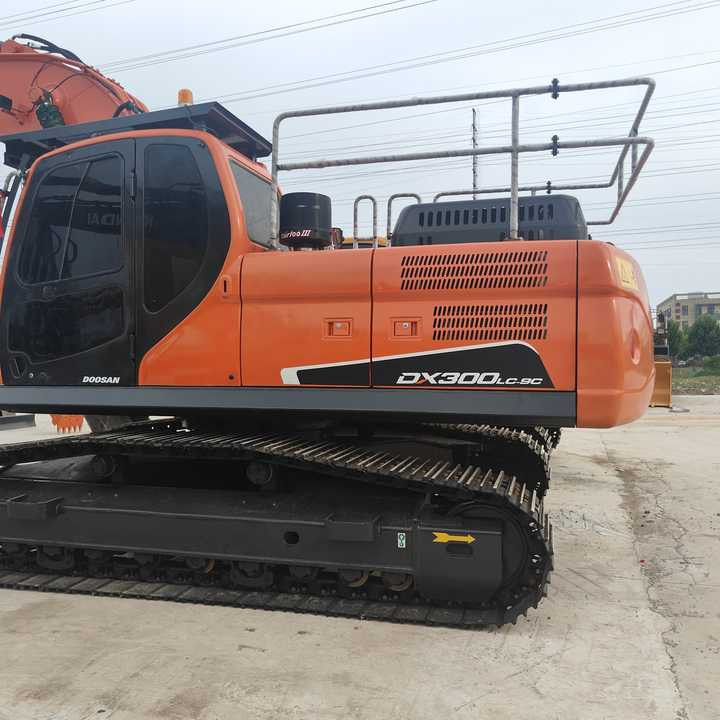 Used Digger DOOSAN DX300 Construction MachineryConstruction Digger Used DOOSAN DX300 Cheap Excavator - حفارات زحافة: صور 2 Used Digger DOOSAN DX300 Construction MachineryConstruction Digger Used DOOSAN DX300 Cheap Excavator - حفارات زحافة: صور 2