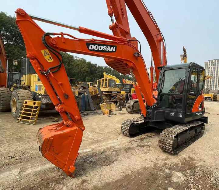 Used Digger DOOSAN DX60 Construction Machinery Construction Digger Used DOOSAN DX60 Cheap Excavator - حفارات زحافة: صور 4 Used Digger DOOSAN DX60 Construction Machinery Construction Digger Used DOOSAN DX60 Cheap Excavator - حفارات زحافة: صور 4