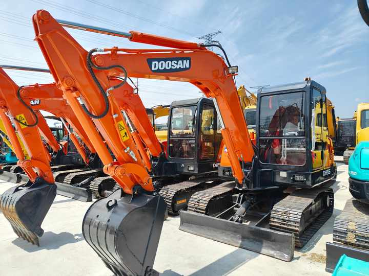 Used Digger Doosan Dh55 Construction Machinery Construction Digger Used Doosan Dh55 Cheap Excavator - حفارات زحافة: صور 3 Used Digger Doosan Dh55 Construction Machinery Construction Digger Used Doosan Dh55 Cheap Excavator - حفارات زحافة: صور 3