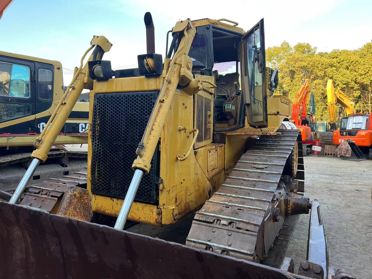 CATERPILLAR D6H - بلدوزر: صور 4 CATERPILLAR D6H - بلدوزر: صور 4