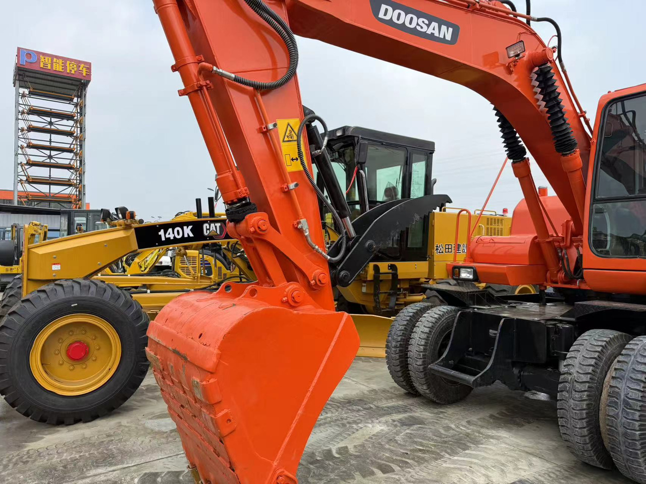 DOOSAN DH150W-7 - حفارة على عجلات: صور 2 DOOSAN DH150W-7 - حفارة على عجلات: صور 2