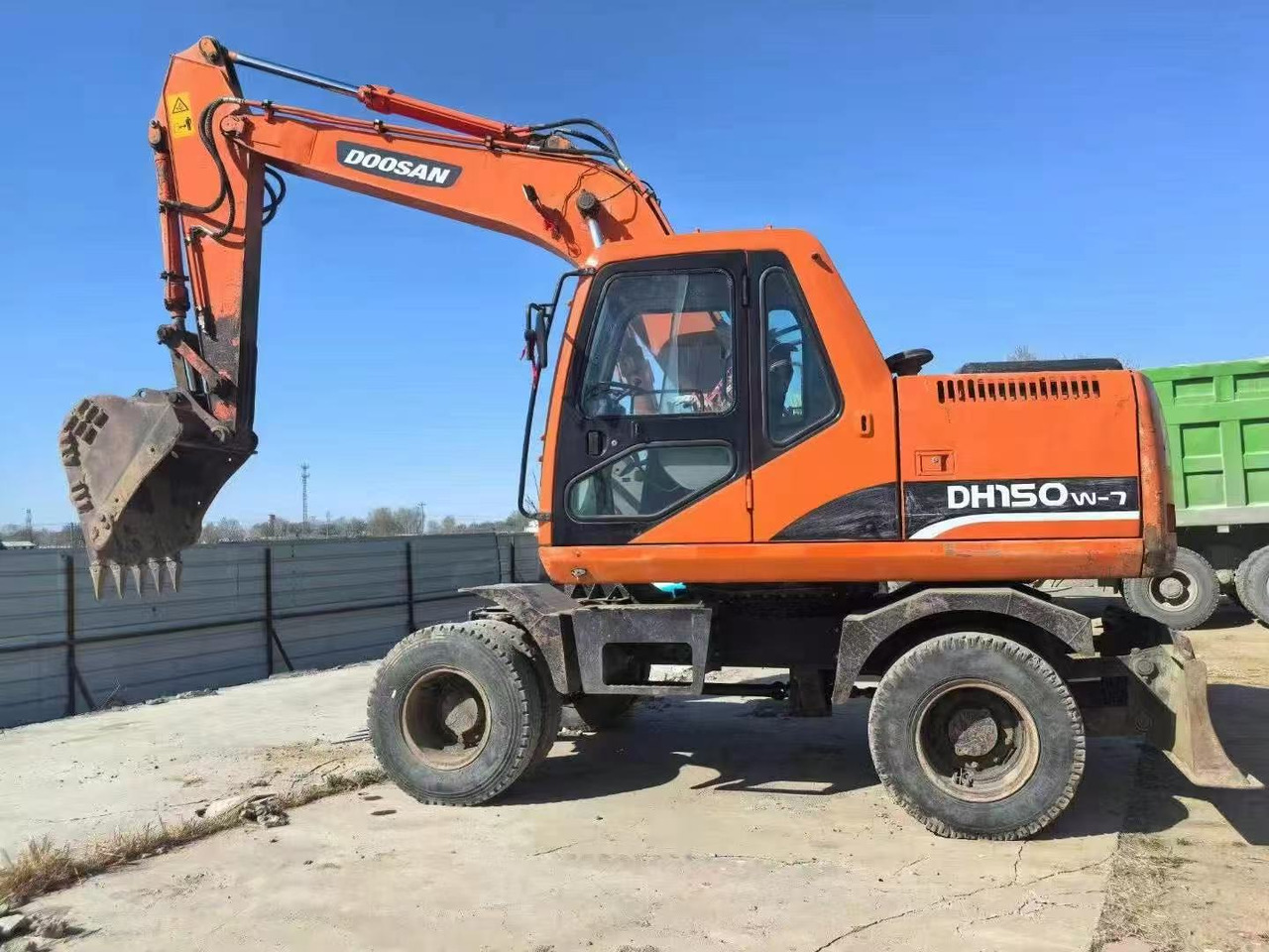 DOOSAN DH150W-7 - حفارة على عجلات: صور 3 DOOSAN DH150W-7 - حفارة على عجلات: صور 3